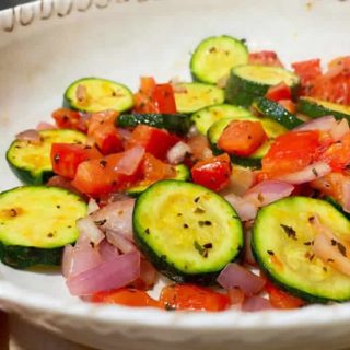 Courgettes poêlées à la sauce tomate, un accompagnement savoureux