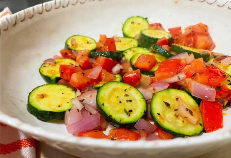 Courgettes poêlées à la sauce tomate, un accompagnement savoureux