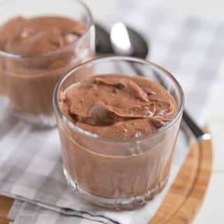 Mousse crémeuse au chocolat noir et caramel au Thermomix