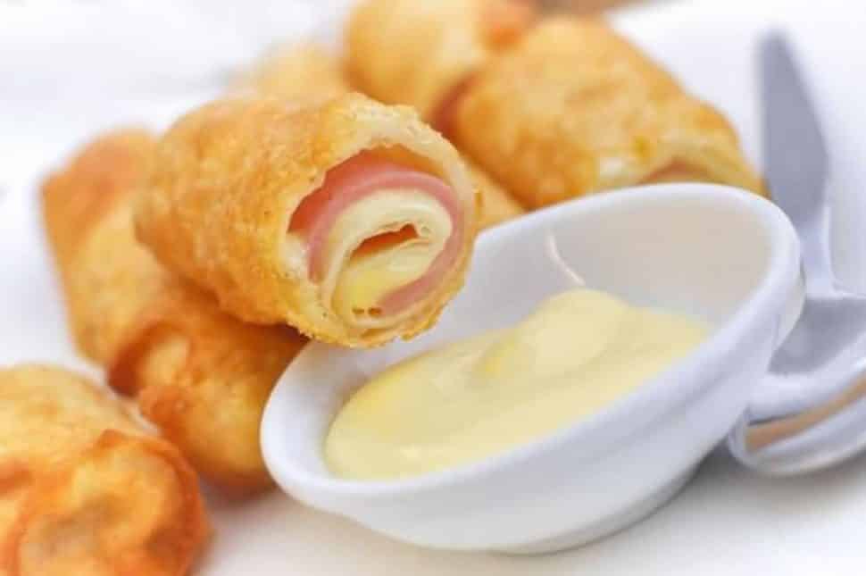 Petits pains roulés au jambon et au fromage, idéal pour un apéro