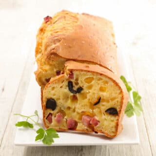 Cake aux olives et jambon : Recette facile et délicieuse